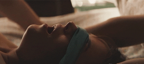 Dakota Johnson Lesbian Scene In The Lost Daughter